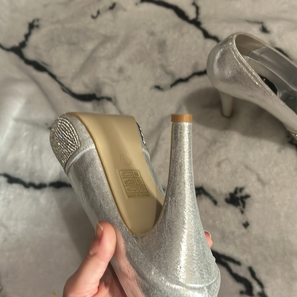 Silver high heels (size 7) - Picture 3 of 4